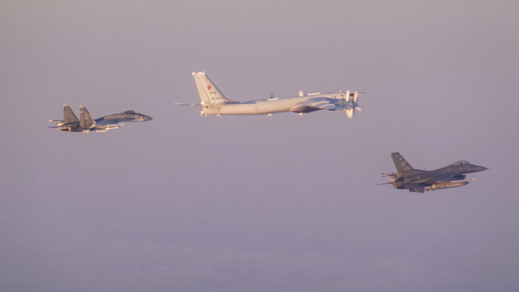 Một chiến đấu cơ F-16 Fighting Falcon của Bộ Tư lệnh Phòng thủ Không gian Bắc Mỹ, tiền cảnh, hộ tống một chiến đấu cơ Su-35, bên trái, oanh tạc cơ Tu-95 Bear  của Nga qua Vùng nhận dạng phòng không Alaska trên Biển Bering, ngày 24 tháng 9 năm 2025. (Ảnh của Bộ Quốc phòng Hoa Kỳ)