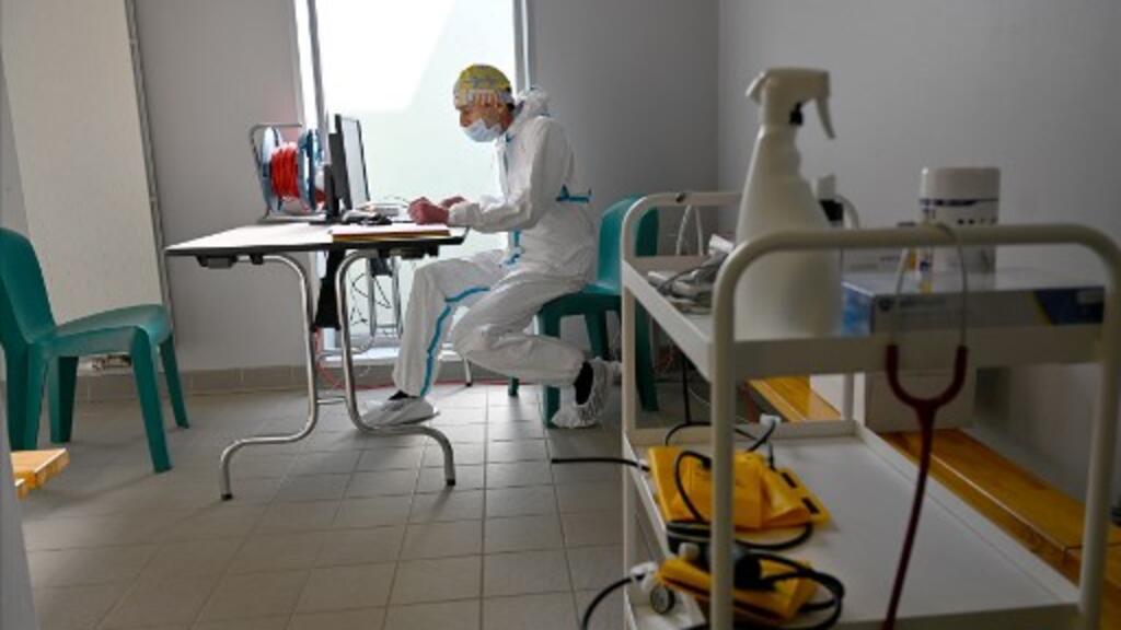 Médico em um centro dedicado a pacientes com Covid-19 em Tinteniac, na França. A chamada Covid longa atinge de 10% a 15% dos contaminados.