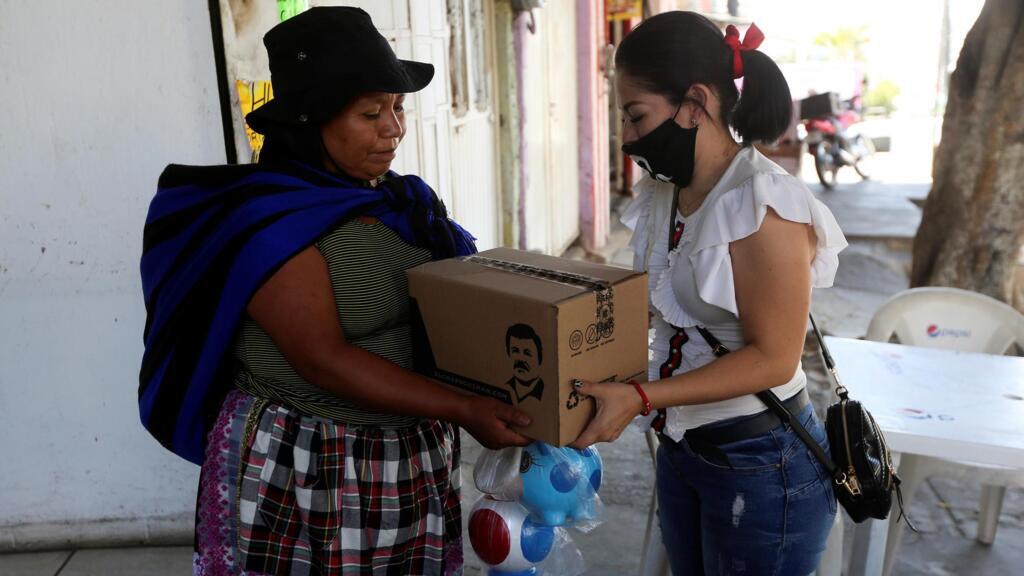 Distribution de produits de première nécessité assurée par la marque «El Chapo 701», détenue par la fille du baron de la drogue Joaquin «El Chapo» Guzmn, le 16 avril 2020 à Guadalajara.