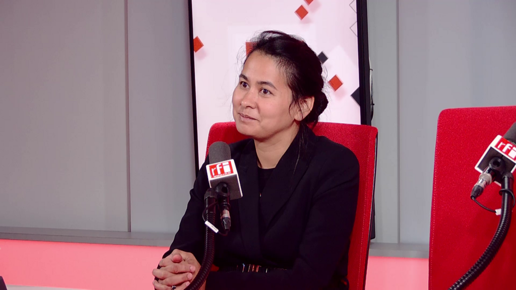 Maya Noël, directrice générale de France Digitale, dans le studio de RFI le 18 novembre 2025.