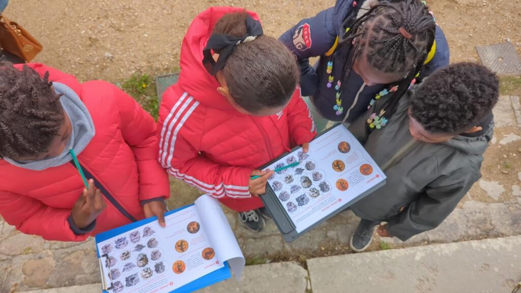 Crianças de famílias acolhidas pelo Samusocial de Paris participam de atividades no Parc de Saint-Cloud, em Île-de-France, em 25 de abril de 2023.