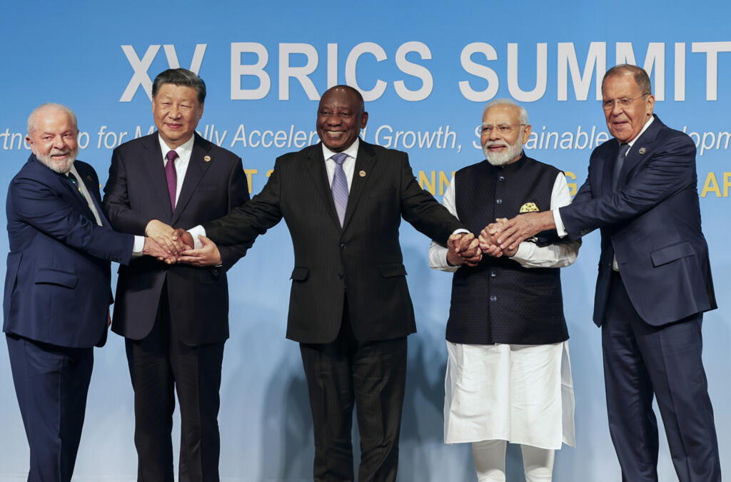 Na última cúpula do Brics, em Joanesburgo (África do Sul) em 2023, países fundadores do bloco oficializaram a entrada de cinco novos membros a partir de 2024. Na foto, Luiz Inácio Lula,  Xi Jinping, Cyril Ramaphosa, Narendra Modi e Sergei Lavrov, representando a Rússia, celebram encontro. (23/08/2023)
