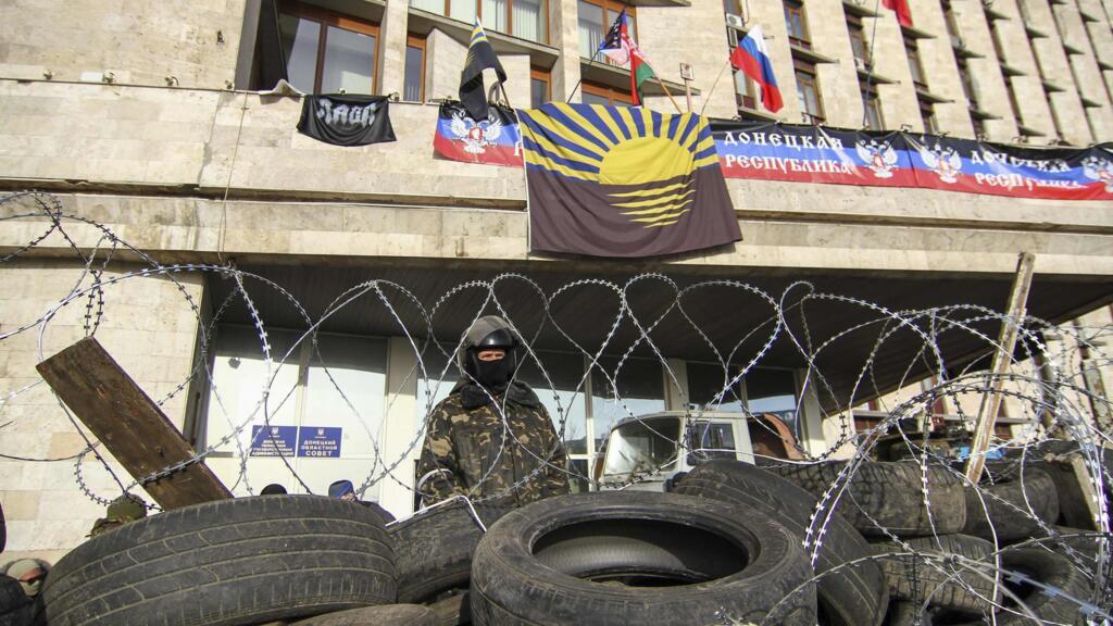 Militar rus în fața clădirii Administrației regionale Donetsk, 7 aprilie 2014.