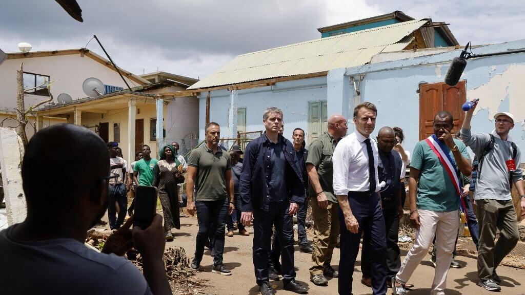Emmanuel Macron lors de sa visite à Mayotte, le 20 décembre 2024.