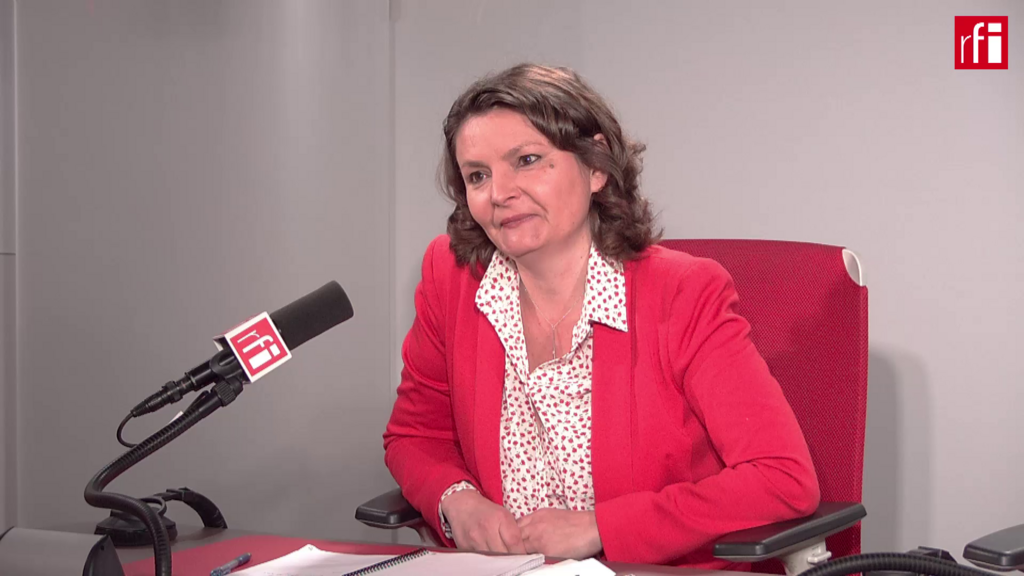 Eva Sas, porte-parole d’Europe Écologie-Les Verts et candidate Nupes à Paris pour les législatives, dans le studio de RFI, le 26 mai 2022.
