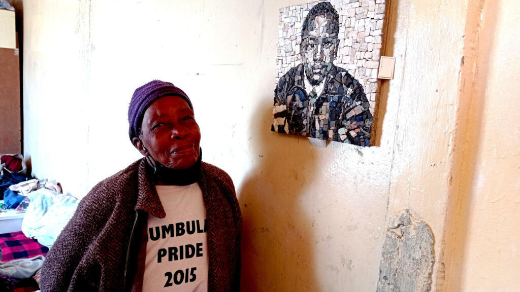 Lizzie Venfolo, aux côtés du portrait en mosaïque de sa petite fille Phumeza Nkolonzi assassinée en 2012, à l’âge de 21 ans.