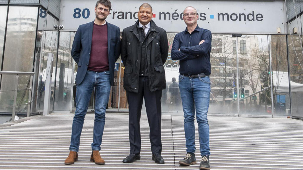 Julien Clémençot, Jean-Louis Billon et Bruno Faure devant l'immeuble de France Médias Monde.