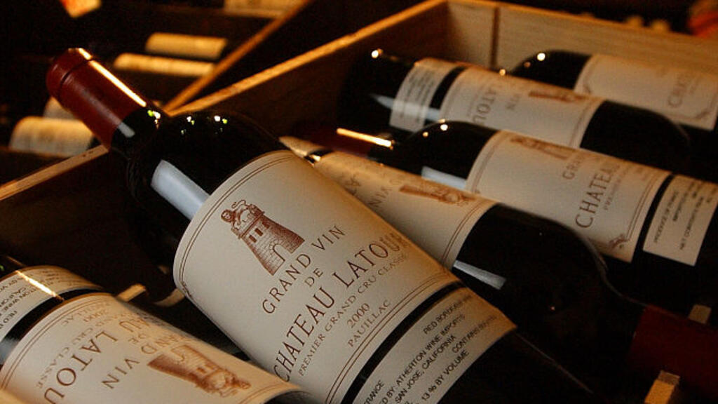 Des bouteilles de Château Latour dans une boutique de West Hollywood à Los Angeles.