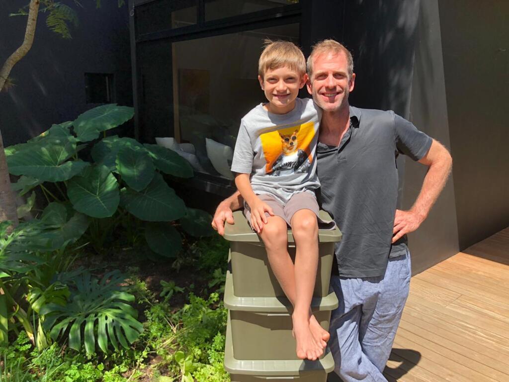 O francês Julien Becquart aproveitou a pandemia para plantar uma horta e instalar uma compostagem em casa, onde ensina o ciclo dos alimentos para o filho.