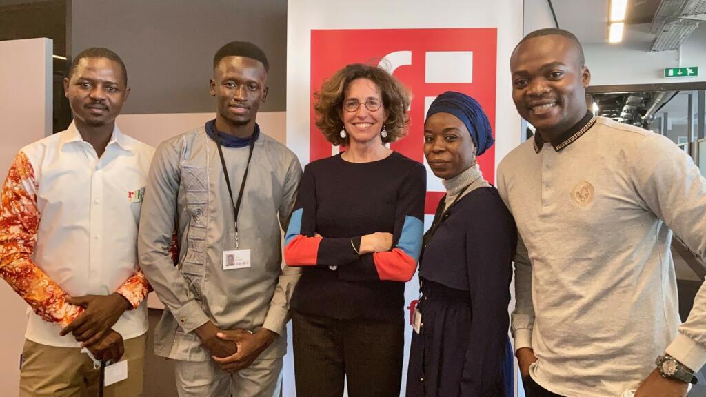 Les lauréats de la bourse Ghislaine Dupont & Claude Verlon dans 7 milliards de voisins. De gauche à droite : Romain Bouda, Rolf Steve Domia-Leu, Emmanuelle Bastide, Zara Mahamat Hassane et Charles Abossolo Oba.