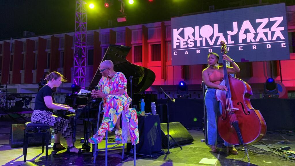 Dee Dee Bridgewater sur la scène du Kriol jazz festival à Praia.