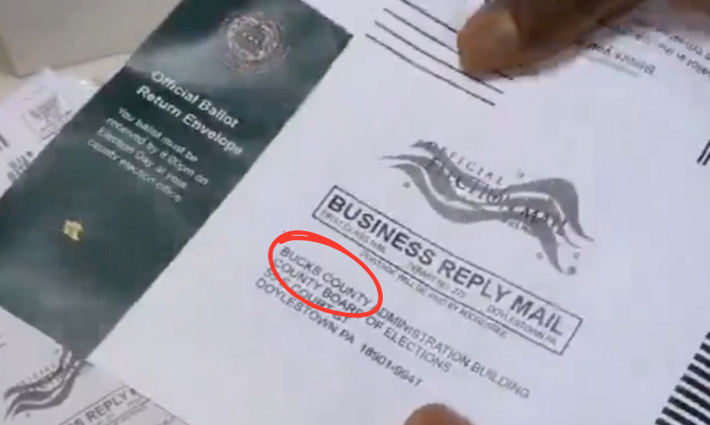 Sur cette capture d'écran de la vidéo, l'adresse est réelle, mais l'enveloppe destinée au vote par anticipation a été grossièrement reproduite.