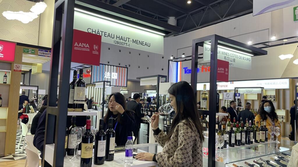 Dégustation sur les stands français de la foire de Chengdu.