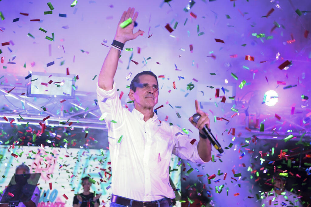 Rómulo Roux, candidato presidencial da Mudança Democrática, fala aos apoiantes durante um comício de encerramento da campanha na Cidade do Panamá, domingo, 28 de abril de 2024.
