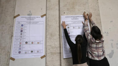 Des affiches avec les noms des candidats aux élections législatives sont accrochées dans un bureau de vote de Rome, le 24 septembre 2022.
