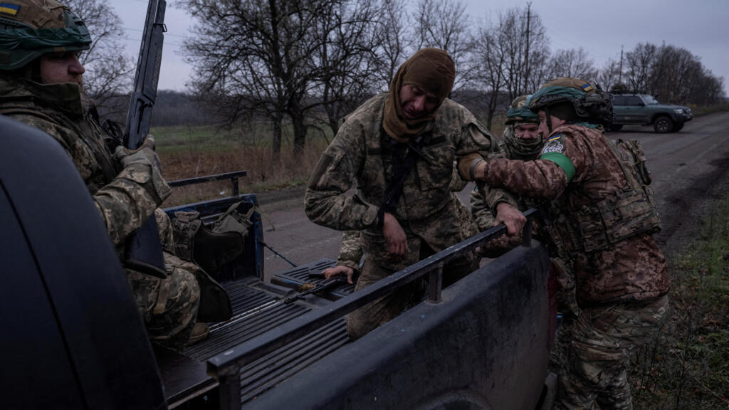 Các quân nhân thuộc Lữ đoàn Cơ giới Độc lập Kholodnyi Yar số 93 của Ukraina giúp tải thương đồng đội tại Kostiantynivka, vùng Donetsk, Ukraina, ngày 11/11/2025.
