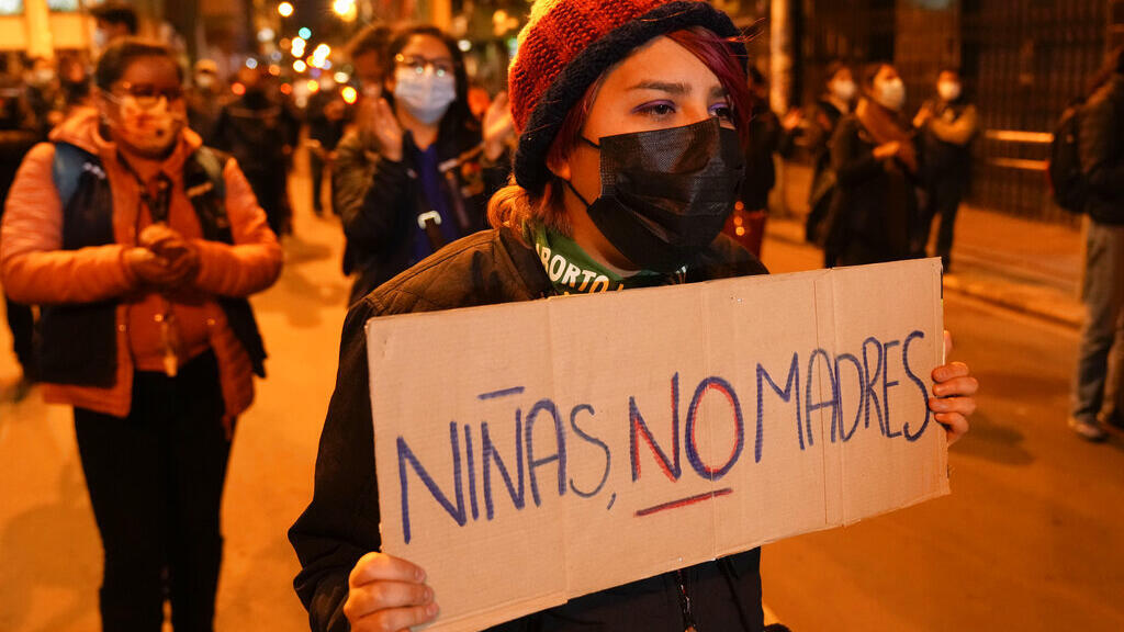 Militantes feministas saíram às ruas da Bolívia para denunciar a intromissão da Igreja Católica em caso de menina que engravidou após estupro.