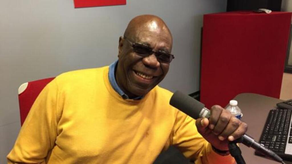 Manu Dibango au micro de Joe Farmer.
