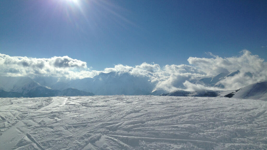 Les stations de sport d'hiver des Alpes françaises, confrontées au changement climatique, s'interrogent sur leur avenir.