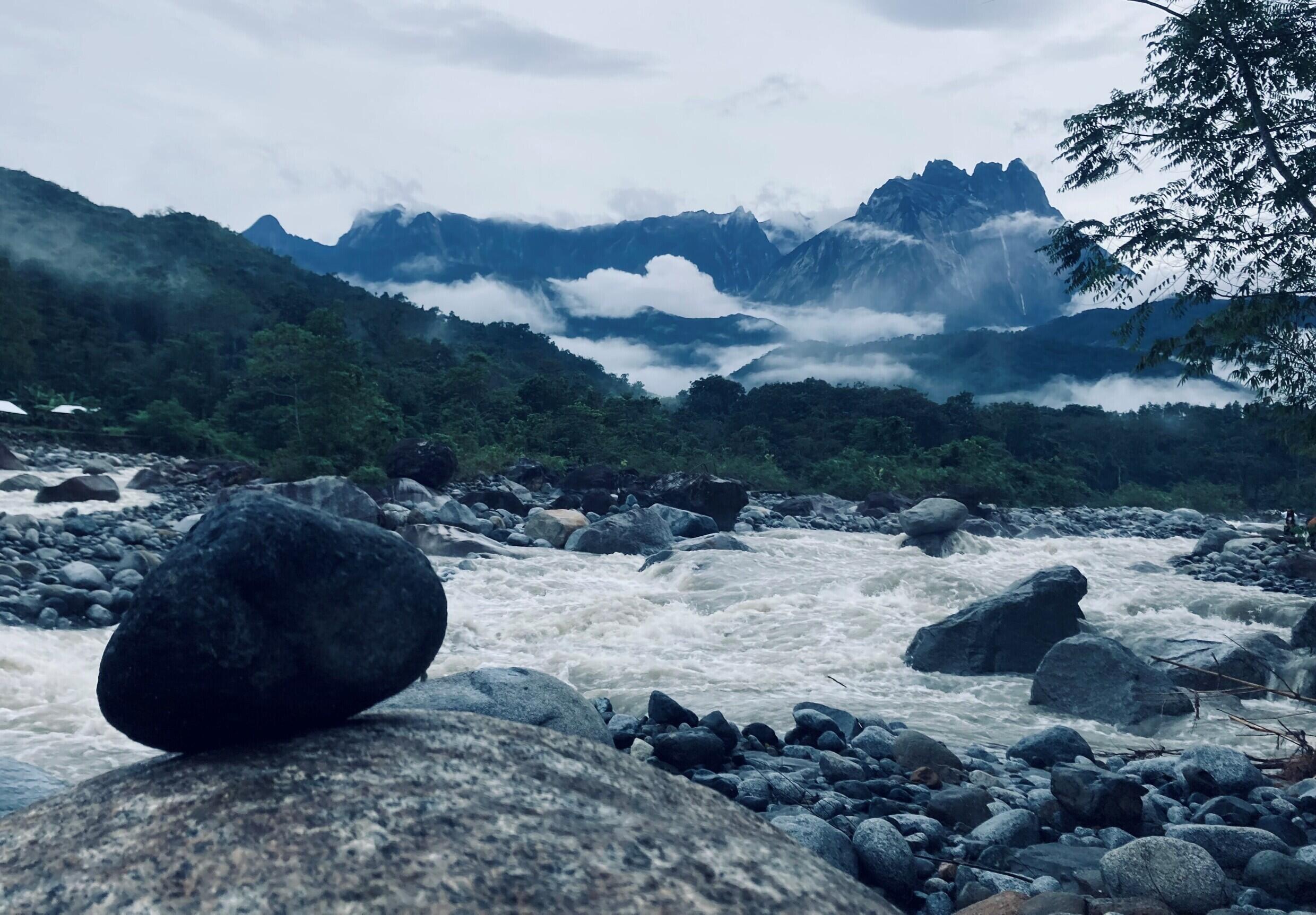 Le Mont Kinabalu, le plus haut sommet de Sabah (et de Bornéo), symbole de cet État fédéral malaisien, sur son drapeau.