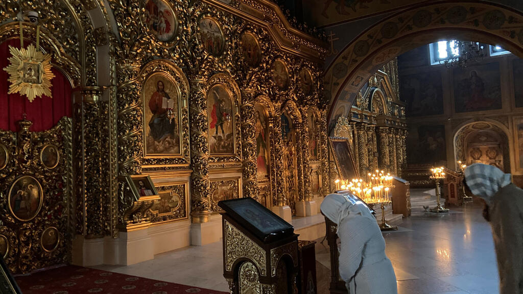 À la cathédrale orthodoxe Saint Michel au Dôme d’Or de Kiev, on vient se recueillir et mettre des bougies en mémoire de ses proches qui sont morts et pour les vivants qui continuent de subir la guerre.