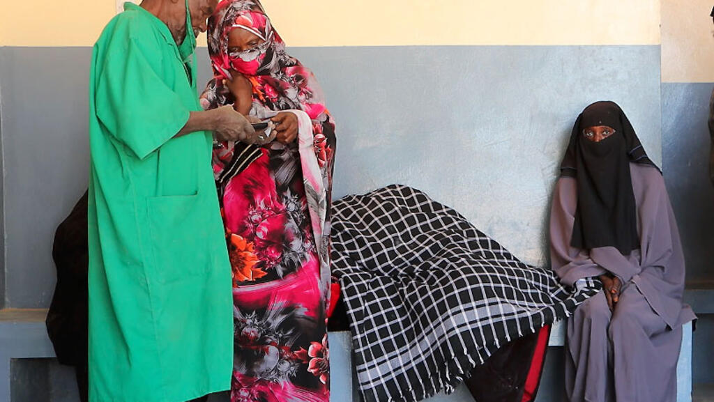Cette femme enceinte ici sous le pagne est venue en urgence avec sa famille à l'hôpital de Mao pour un accoucher, province de Kanem, Tchad, janvier 2020.