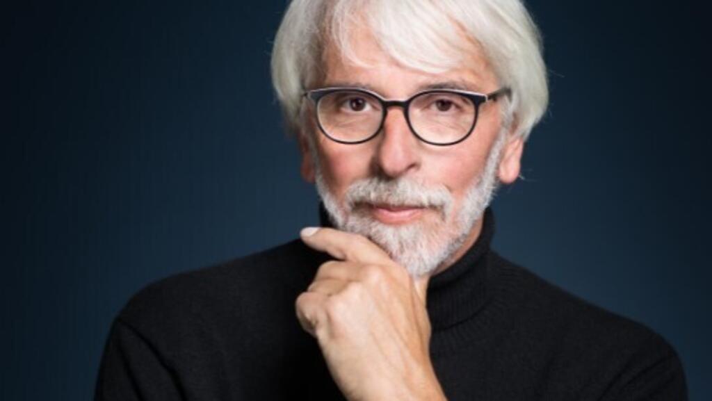 « Le Suicide exalté de Charles Dickens » : P. Delerm raconte les tournées éreintantes du romancier