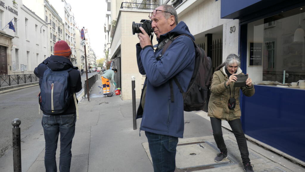 Moradores participam de exposição que exploram visões e experiências múltiplas de bairro parisiense.