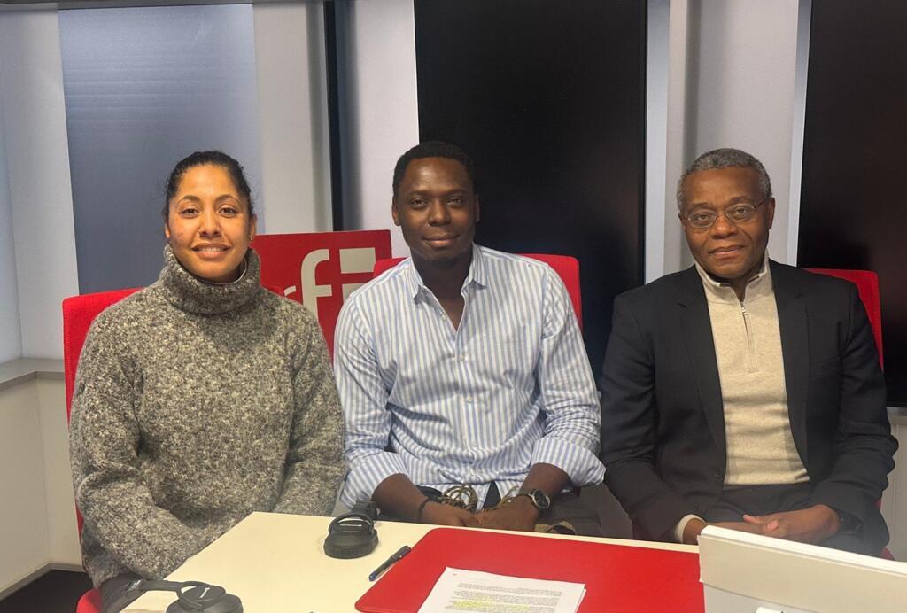 Elgas en compagnie de l'historienne Sarah Fila-Bakabadio et de Romuald Fonkoua, rédacteur en chef de la revue Présence africaine (février 2025).