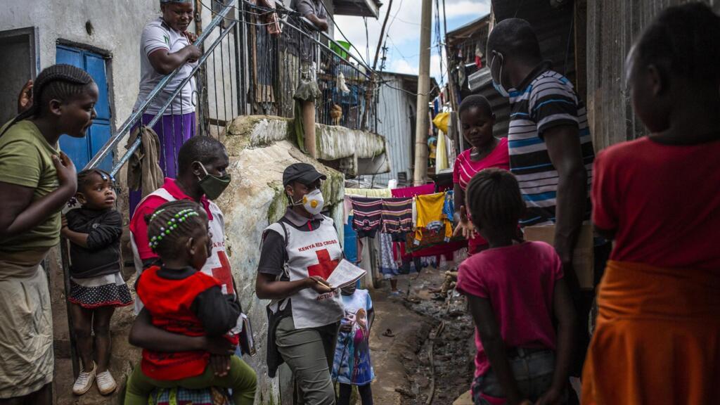 Des membres du personnel de la Croix-Rouge kenyane livrent des désinfectants pour les mains aux résidents pour freiner la propagation du coronavirus COVID-19 dans le bidonville de Mathare à Nairobi, au Kenya, le 1er mai 2020.