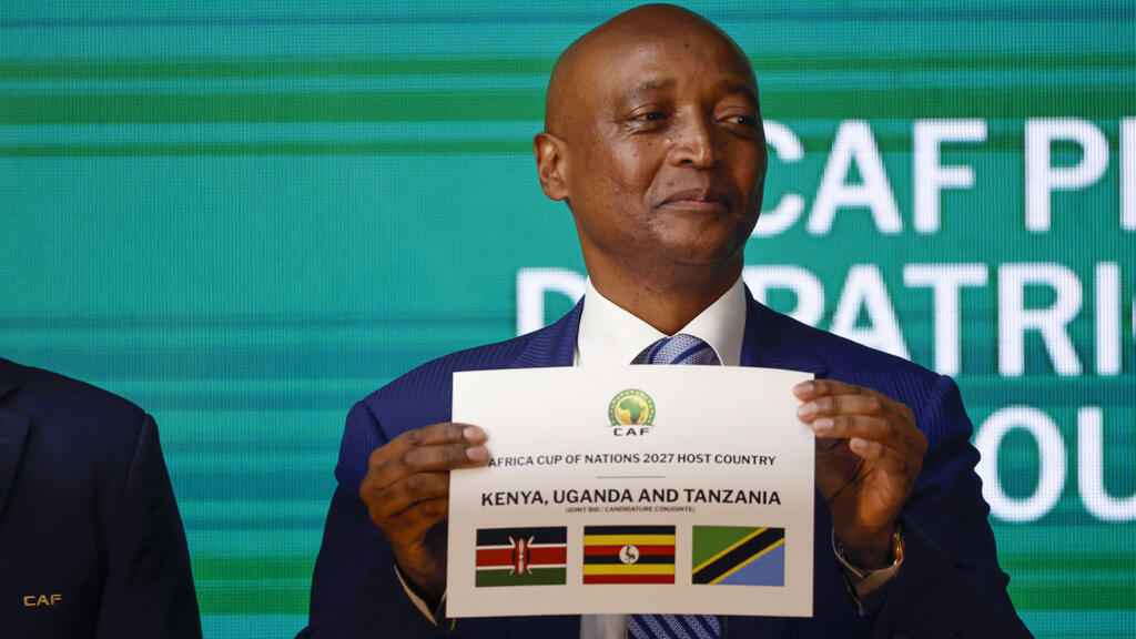 Patrice Motsepe, président de la Confédération africaine de football (CAF), annonce les pays hôtes de la Coupe d’Afrique des Nations 2027, lors d’une cérémonie qui s’est tenue au Caire, le 27 septembre 2023. Le Maroc accueillera l’édition 2025.