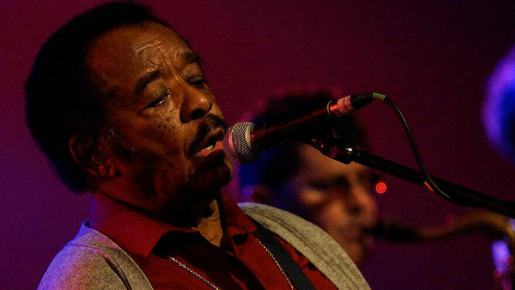 Jimmy Johnson en concert, lors du festival "Blues sur Seine", le 18 novembre 2015.
