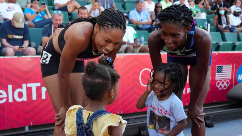 Allyson Felix (à gauche) et Quanera Hayes présentent leurs enfants après leur qualification pour les Jeux olympiques de Tokyo.
