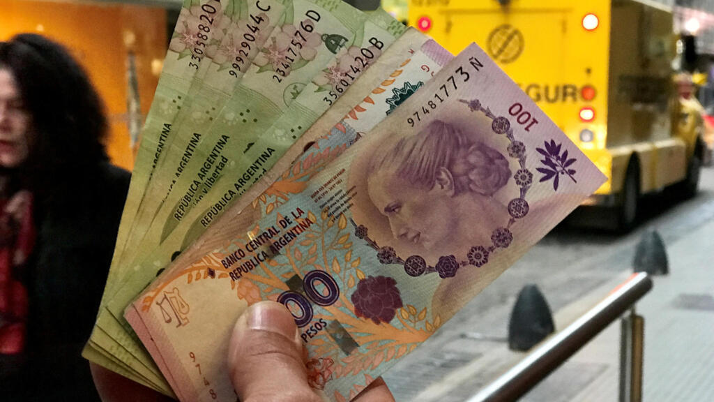O peso argentino é usado para as transações comerciais cotidianas, mas a moeda de referência dos argentinos é principalmente o dólar.
