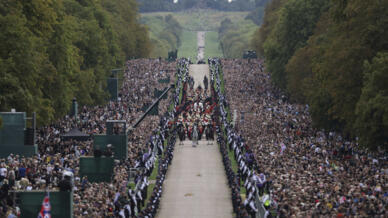 Le corbillard se dirige vers le château de Windsor. Le moment le plus populaire des funérailles avec la cérémonie religieuse à l'abbaye de Westminster, la procession jusqu'à Arc de Wellington. Une foule immense tenait à être présente dans les rues de Londres.
