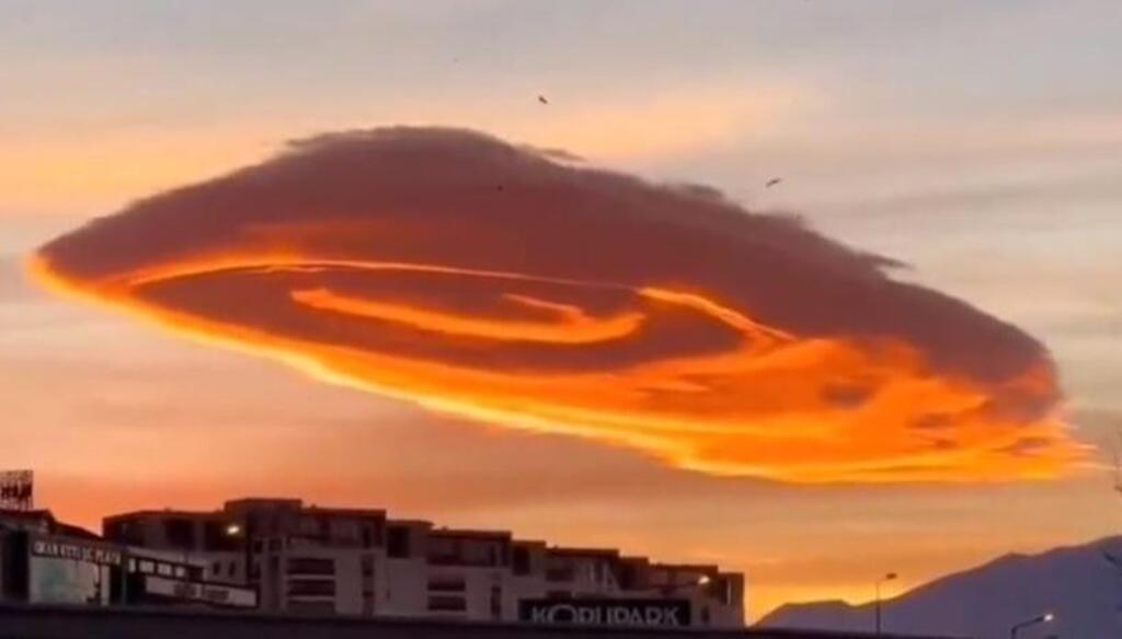 Ce nuage tentaculaire au-dessus de Brusa en Turquie n'a aucun rapport avec le séisme.
