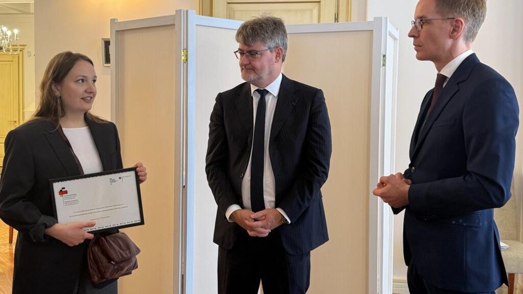 Kateryna Pryimak primește Premiul franco-german pentru drepturile omului, ediția 2024, pentru angajamentul său în apărarea drepturilor femeilor veterane din Ucraina, la reședința ambasadorului Franței la Kiev, 11 decembrie 2024