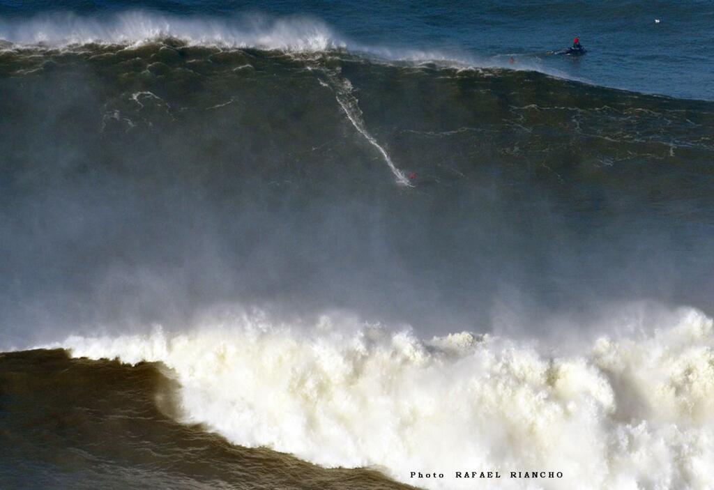 Marcelo Luna enfrenta umas das "bombas" de Nazaré.