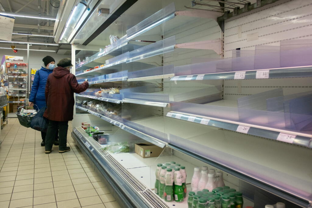 Dans ce supermarché de Kiev, le 3 mars 2022, les rayons sont en partie vides.