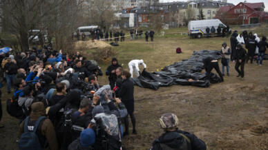 Phóng viên quốc tế làm nhiệm vụ khi Ukraina phát hiện xác thường dân bị thảm sát hàng loạt ở Bucha, ngày 08/04/2022.