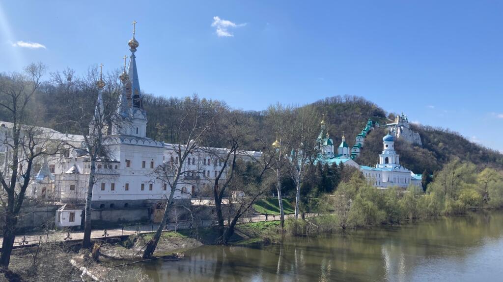 Dans le Donbass, le village de Sviatohirsk extrêmement divisé sur la guerre