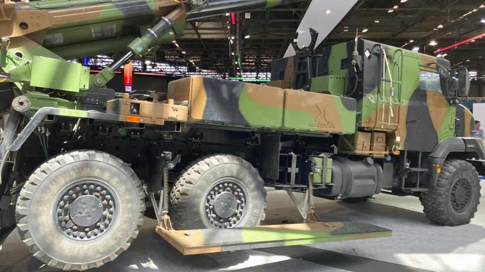 Hệ thống pháo tự hành CAESAR của Pháp trưng bày tại triển lãm vũ khí Eurosatory, Paris, Pháp. Ảnh 13/06/2022.