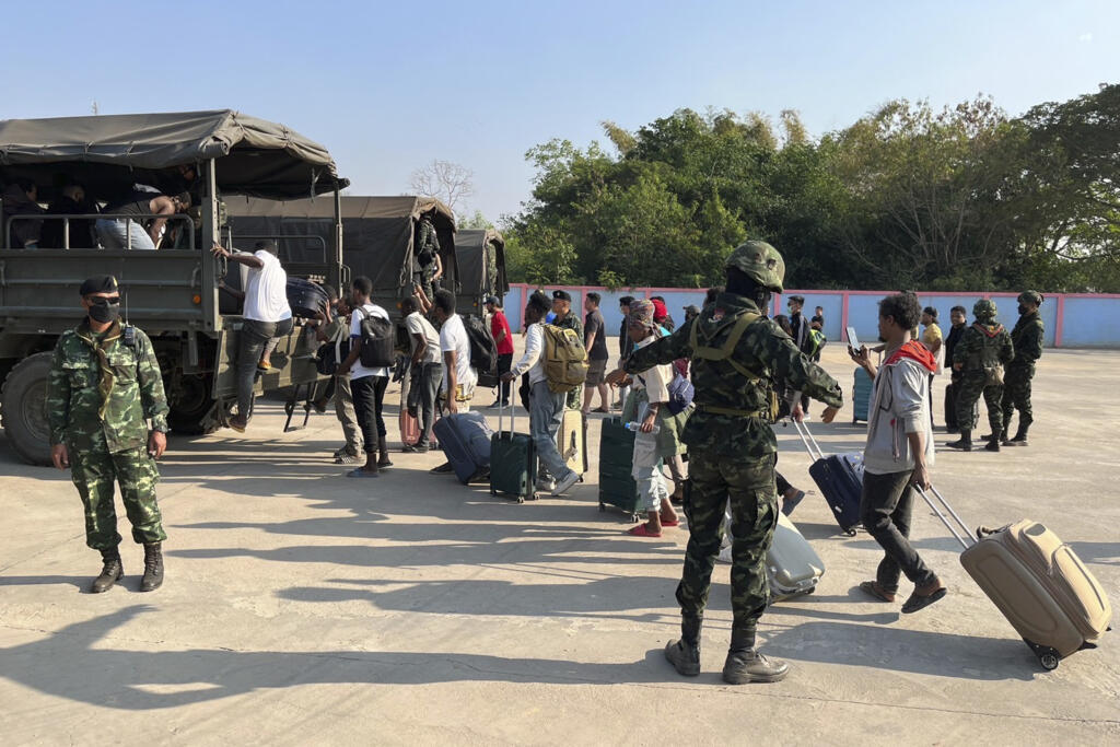 Opérations de rapatriement par l'armée thaïlandaise de 250 ressortissants de 20 pays, libérés de centres d'arnaques en ligne en Birmanie. Ici dans la province thaï de Tak, le 12 février 2025.