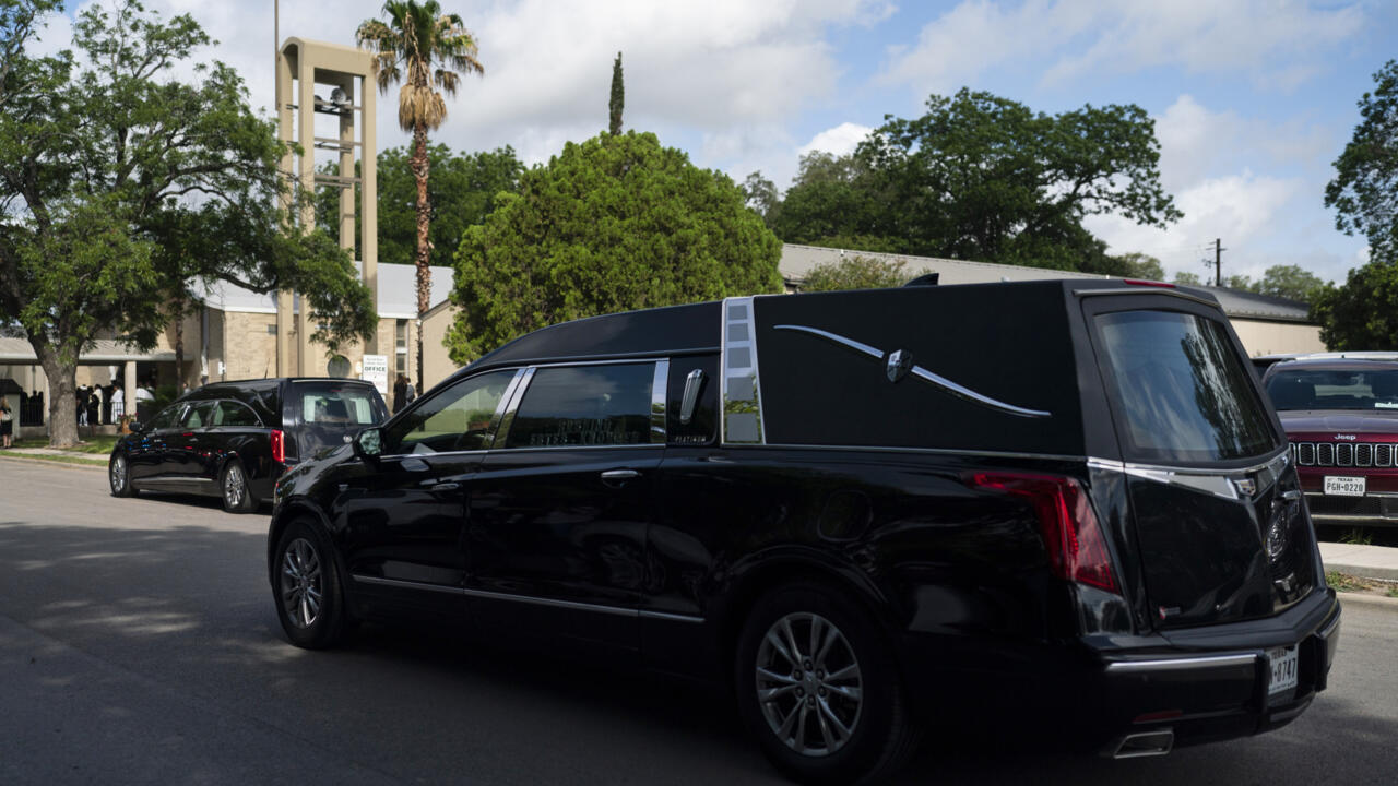 In the spotlight start of the funeral of the victims of Uvalde