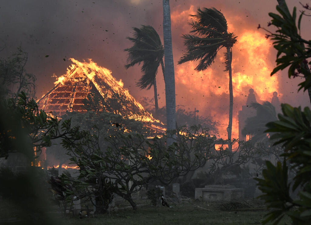 A imagem mostra histórica Igreja Waiol em chamas, em Lahaina, no Havaí, em agosto de 2023. O incêndio florestal, que deixou pelo menos 36 mortos, já é considerado o pior de todos os tempos no arquipélago norte-americano.