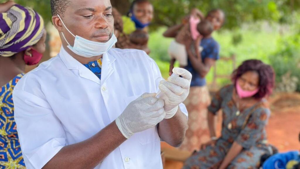 Florent, infirmier vaccinateur en brousse