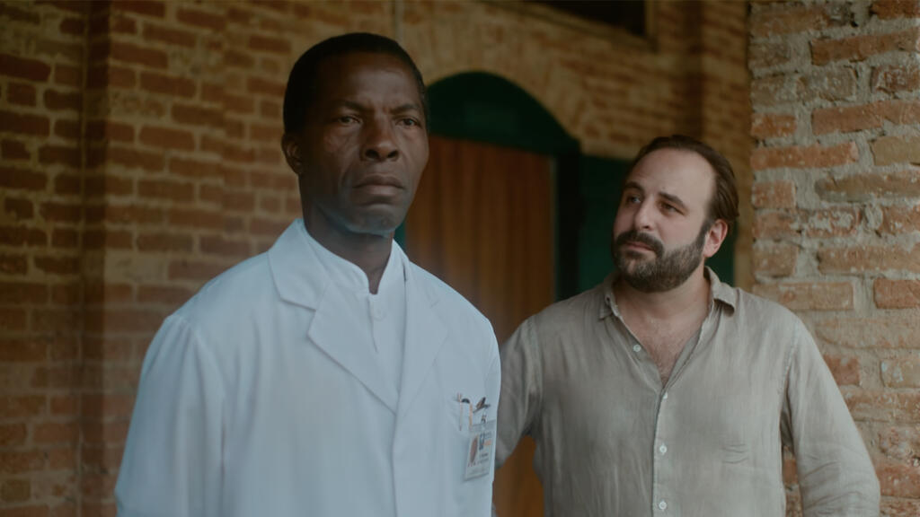 Isaach de Bankolé et Vincent Macaigne dans le film «Muganga», celui qui soigne.