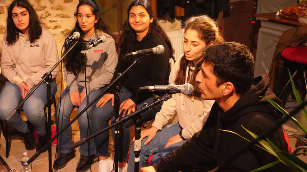 Grup Yorum avec Umut Gültekin et Sena Erkoc au 1er plan.