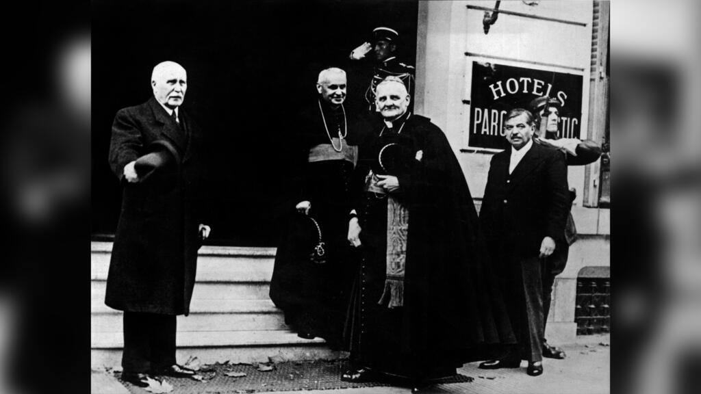 Réception par le Maréchal Pétain du Cardinal Suhard, du Cardinal Gerlier et de Pierre Laval, 4 novembre 1942, France. (Photos et documents à découvrir au Mémorial de la Shoah à Paris, jusqu’au 23 février 2023, à l’exposition « À la grâce de Dieu : les Églises et la Shoah »).