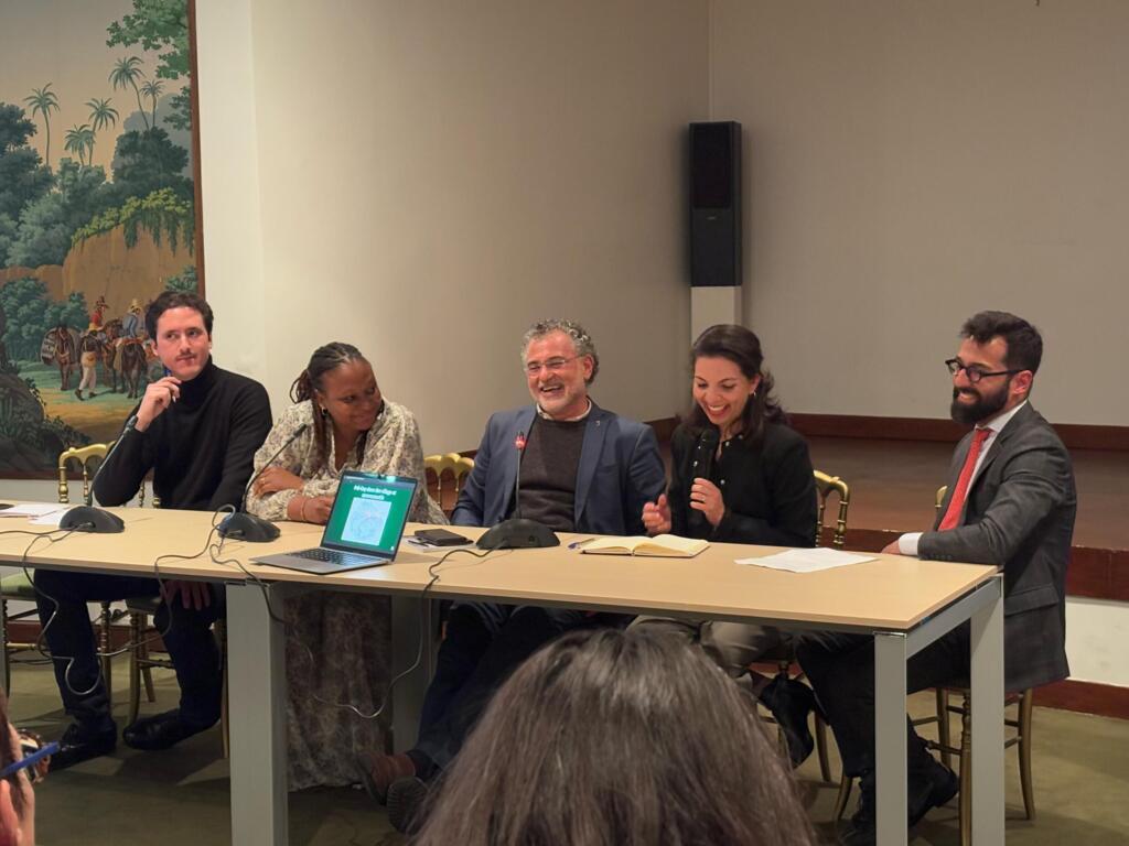 Participantes da mesa redonda "A caminho da COP30: Justiça Climática e Mobilização por Belém", na embaixada do Brasil em Paris, em 23 de abril de 2025.